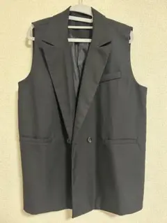 黒いダブルボタンベスト