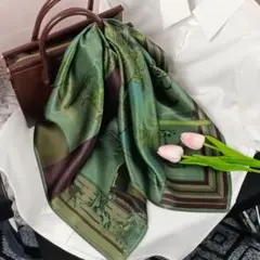 シルク100%スカーフ グリーン馬柄　約65cm大判絹製バンダナ　上品高級感