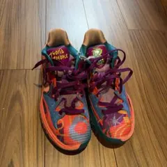 Nike Kyrie Low 5 1 World 1 Peopleのサムネイル