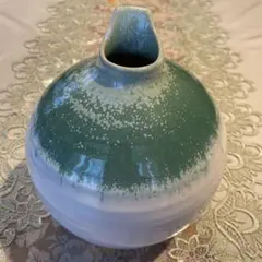 陶器製花瓶 緑と白のグラデーション 高さ約18㎝　幅約16㎝ 重さ約1.2kg