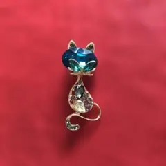【新品】猫のブローチ カラフルストーン装飾 ゴールドベース