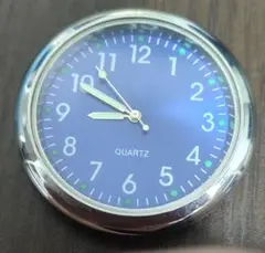 青い文字盤の時計