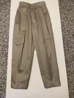 ベージュ パンツ バックポケット付き