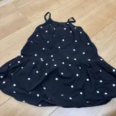黒い水玉模様のノースリーブワンピース