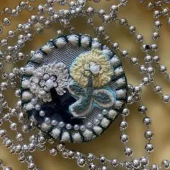 ミナペルホネン　ハンドメイドブローチ　タンバリン