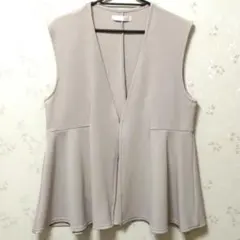 しまむら RIVIEETA ペプラムベスト ②