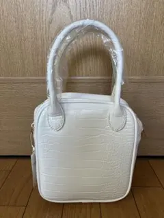 ホワイト クロコ型押し バッグ