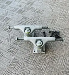 シーヴ トラック　THEEVE TRUCKS チタン　TIAX ビス付き