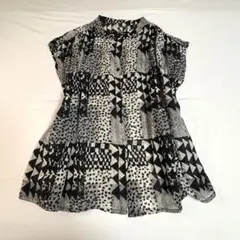 幾何学総柄　モノトーン　ブラウス M〜L レトロ ヴィンテージ風　古着