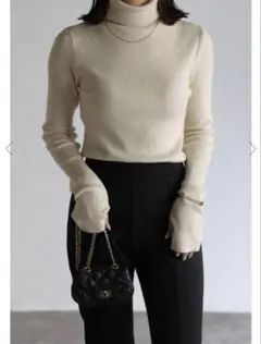 【タグ付】ボンジュールサガン　フィンガーホールリブタートルネックニット　アイボリ