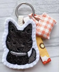 ハンドメイド　刺繍　甲斐犬　ストラップ　ミニバッグキーホルダー付き