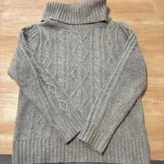 グレー ケーブル編み タートルネック ニット
