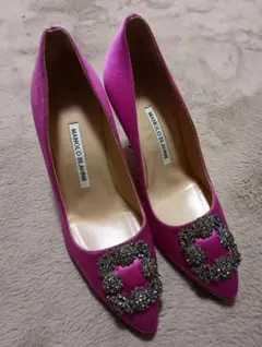 Manolo Blahnik ビジュー付き　ハンギシ　ピンクハイヒール