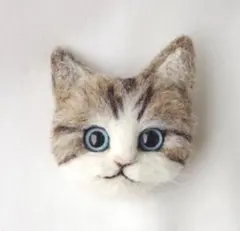 羊毛フェルト　ブローチ　猫　顔　キジ白のサムネイル