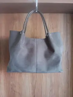 グレー スエード ショルダーバッグ 大きめ　容量あります