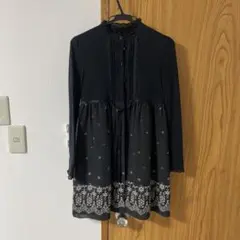 組曲　黒い長袖ドレス フリル刺繍