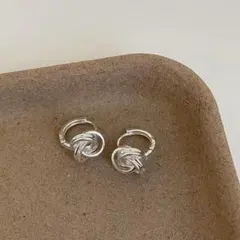 シルバー 結び目デザイン ピアス