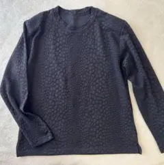 黒のテクスチャー長袖Tシャツ