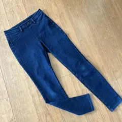 定番！ユニクロ　ダークブルー ストレッチスキニーデニム タイトフィット　サイズＭ
