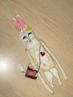 ハンドメイド　刺繍　ウサギ　人形　ストラップ