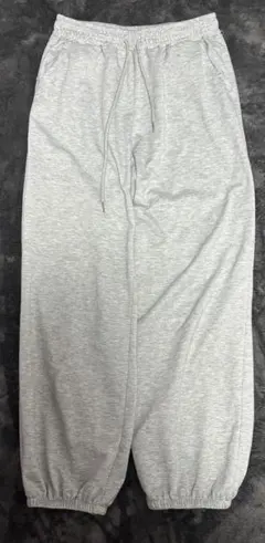 グレー スウェットパンツ