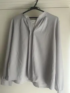 ライトグレー 長袖シャツ ボタン付き