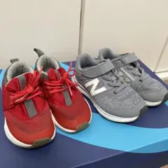 New Balance 赤いキッズスニーカー