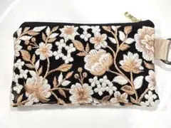 インド刺繍リボンポーチ 黒×ベージュ×ホワイト　ミニカラビナ付き