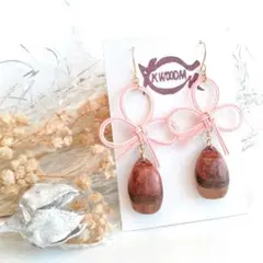 木のアクセサリー　水引　叶結び　ドロップ形　軽いピアス