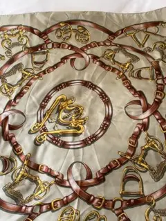 23区 大判スカーフ 馬具チェーン柄 ベージュ×ゴールド