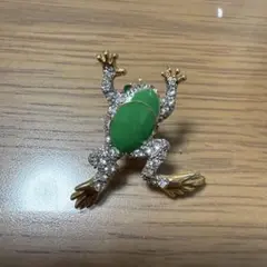 カエルモチーフ ラインストーン ブローチ - メルカリ