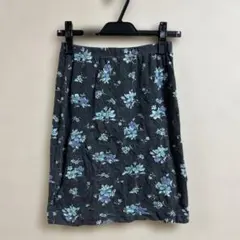 黒地に青い花柄タイトスカート　ウエストゴム　大人可愛い　レディース