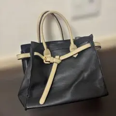 黒とベージュのレザー風ハンドバッグ