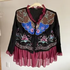 チャイナ　刺繍入りフリルトップス