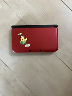 赤いニンテンドー3DS LL ピカチュウステッカー付き