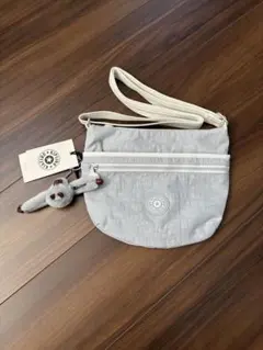 Kipling ショルダーバッグ　シルバーグレー 　　ゴリラチャーム付きのサムネイル