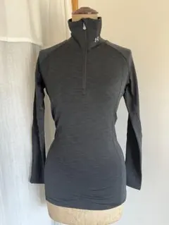 Under Armour ダークグレー ハイネックトップス