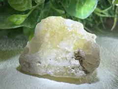 大き目 白い長石が母岩のハイアライトオパール 玉滴石 蛍光鉱物 - メルカリ