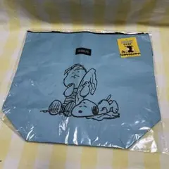 スヌーピーとチャーリー・ブラウンのイラストが特徴の水色ビッグトートバッグ