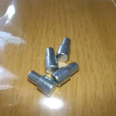 (匿名配送可)カラーボックス　棚ダボ　4個セット　5mm × 7mmのサムネイル
