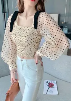 水玉模様の長袖トップス