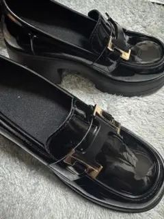 ブラックエナメルローファー 金具付き