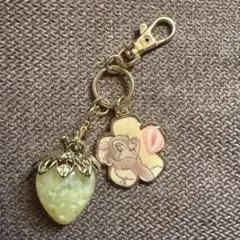 ディズニーストア シークレットキーチェーン ミスバニー いちご