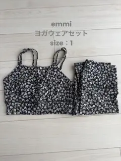 【新品未使用✨️】emmi ヨガウェアセット 花柄　size：１のサムネイル