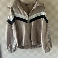 PIAMON GIRLウィンドブレーカー Ｖ字　人気色　早い物勝ち　美品