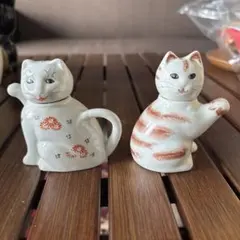 招き猫 猫の形の陶器製醤油さしセット