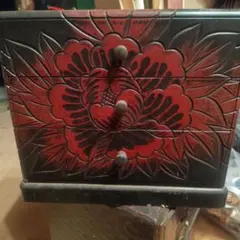 木製 小物入れ 3段 赤い花彫刻