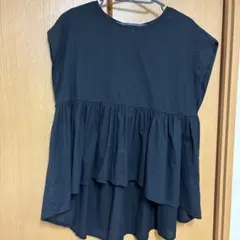黒いフリル付き半袖チュニック
