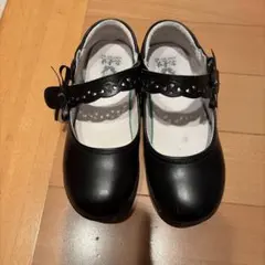 黒いストラップ付きフォーマルシューズ
