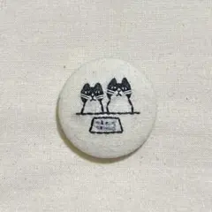 ねこ　くるみボタン　刺繍　ブローチ　ハンドメイド